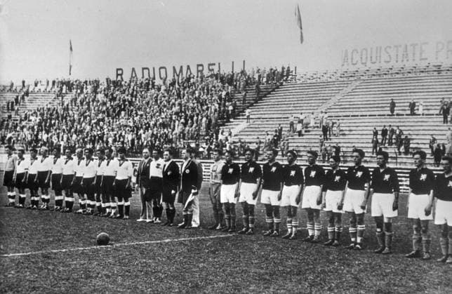 Soccer teams of Czechoslovakia (right) and Germany before the semifinal match at the 1934 World Cup final. Czechoslovak team from the left: Rudolf Krcil, Josef Kostalek, Antonin Puc, Stefan Cambal, Frantisek Junek, Jaroslav Burgr, Oldrich Nejedly, Frantisek Svoboda, Josef Ctyroky, Jiri Sobotka and Frantisek Planicka.  CTKPhoto7301055730 o0 Hymne Totale sw