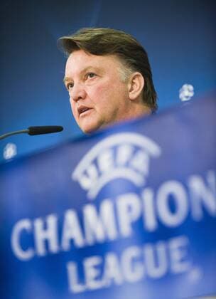 Trainer Louis van GAAL - FCB, davor das Champions League Logo - Fussball Champions League, Viertelfinale Hinspiel, FC Bayern München (rot) vs. Manchester United (weiß) 2:1, am 30.03.2010 in Muenchen