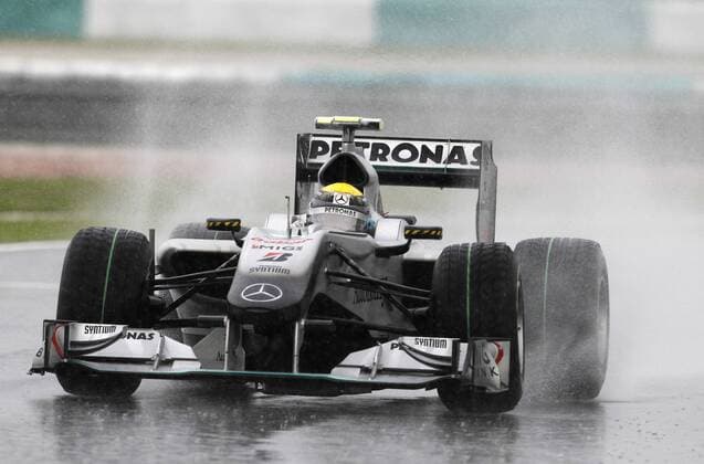 Motorsports Formula 1: World Championship 2010, GP of Malaysia, 04 Nico Rosberg (GER, Mercedes GP Petronas), xHOCHxZWEIx o0 spray, nässe