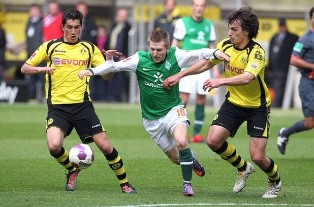 Nuri SAHIN (li.) , Mats HUMMELS (beide BVB) im Dreikampf uebermaechtig gegen Marko Marin ( Bremen 10 ) - Fussball 1. Bundesliga , Dortmund, am 03.04.2010 BORUSSIA DORTMUND - SV WERDER BREMEN