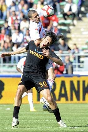 Bari 03.04.2010, AS Bari - AS Rom: Luca Toni (Rom, vorn) im Duell 