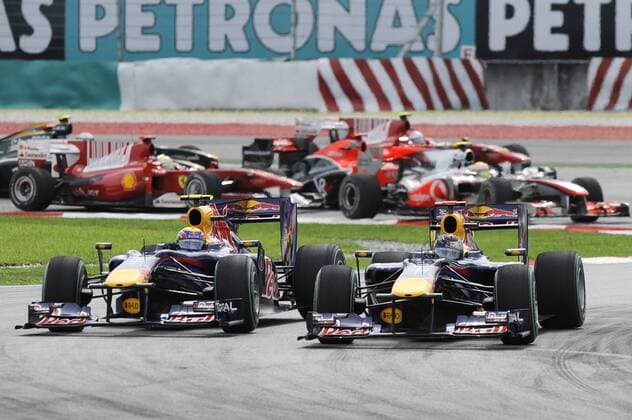 Sebastian VETTEL (GER, re.), Red Bull Racing ueberholt bereits nach der Startkurve seinen Teamkollegen Mark WEBBER (Australien), Red Bull Racing (li) - Rennen, Formel 1, GP von Malaysia, Sepang, 04.04.2010