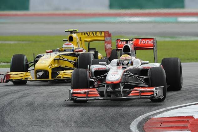 Lewis HAMILTON (GBR, re.), McLaren Mercedes ueberholt Robert KUBICA (Polen), Renault F1 Team - Rennen, Formel 1, GP von Malaysia, Sepang, 04.04.2010
