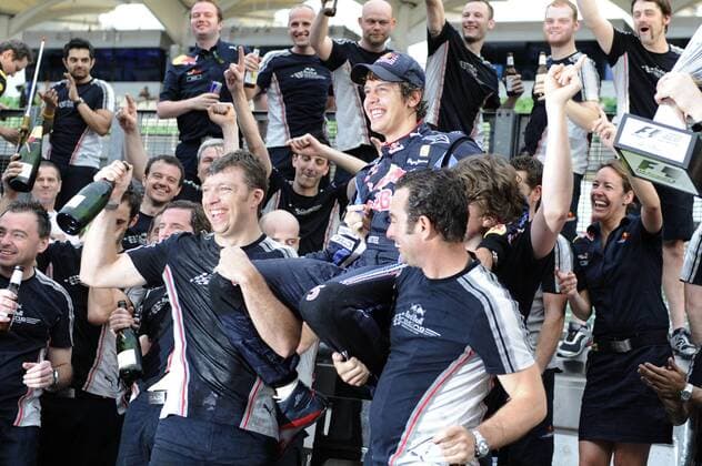 Sebastian VETTEL (GER, obenauf), Red Bull Racing, gewinnt den GP von Malaysia , Sepang Circuit, Kuala Lumpur am 04.04.2010 o0 Freude Jubel Sieg Mechaniker, Techniker, Crew