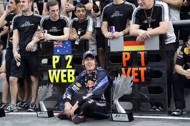 Sebastian VETTEL (GER, Mitte), Red Bull Racing, gewinnt den GP von Malaysia , Sepang Circuit, Kuala Lumpur am 04.04.2010 o0 Freude Sieg Mechaniker, Techniker, Crew