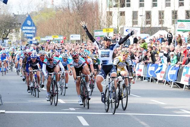 Rund um Köln 2010 - Juan Jose Haedo (ARG Saxo Bank, Mitte) gewinnt vor Enrico Rossi (ITA Ceramica Flaminia, 2.v.li.) und Andre Greipel (GER HTC-Columbia, re.) - Gummersbach - Köln o0 Jubel, Sieg, Sieger,