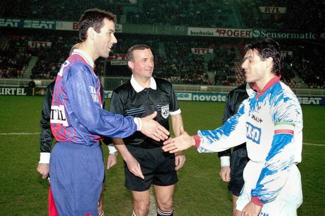 Die Kapitäne Paul Le Guen (PSG, li.) und Manuel Amoros (Lyon) begrüßen sich vor dem Spiel - FC Paris St. Germain vs Olympique Lyon - 12.03.1994 --- xFEP  o0 Ligue 1 1993
