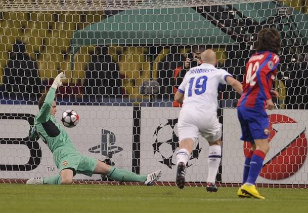 MOSCOW, RUSSIA. APRIL 6, 2010. CSKA s goalkeeper Igor Akinfeev (L) allows a goal during a UEFA Champions League : CSKA Moscow vs. Inter Milan. From right are: CSKA s Georgy Shennikov and Interâ€™s Esteban Cambiasso.  RE0CC485 o0 Tor