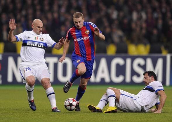 MOSCOW, RUSSIA. APRIL 6, 2010. CSKA s Pavel Mamaev (C) plays against Inter s Esteban Cambiasso (L) and Dejan Stankovic during a UEFA Champions League game CSKA Moscow vs. Inter Milan.  RE0CC48D