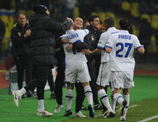 MOSCOW, RUSSIA. APRIL 6, 2010. Inter s players celebrate the goal scored by Wesley Sneijder (C) during a UEFA Champions League game CSKA Moscow vs. Inter Milan.  RE0CC4A8 o0 Jubel, Freude