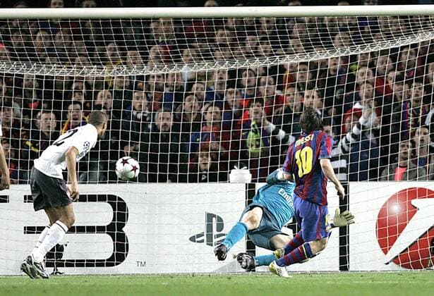 Lionel Messi (R) of Barcelona CF scores his side s second goal UEFA Champions League quarter final 2nd leg Barcelona v Arsenal 6th April, 2010 EDITORIAL USE ONLY. No use with unauthorised audio, video, data, fixture lists, club league logos or live services. Online in-match use limited to 120 images, no video emulation. No use in betting, games or single club league player publications. o0 Tor, Barca, Arsenal FC London