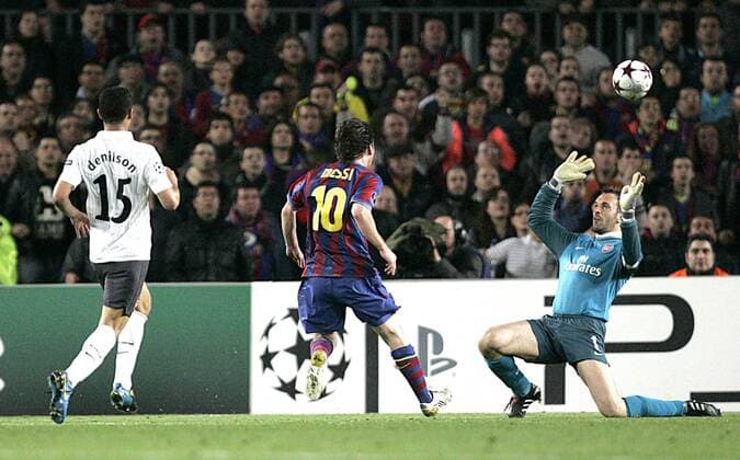 Lionel Messi of Barcelona FC (red) scores his side s third goal against goalkeeper Manuel Almunia of Arsenal UEFA Champions League quarterfinal 2nd leg Barcelona v Arsenal FC (white) 6th April, 2010 EDITORIAL USE ONLY. No use with unauthorised audio, video, data, fixture lists, club league logos or live services. Online in-match use limited to 120 images, no video emulation. No use in betting, games or single club league player publications. o0 Tor