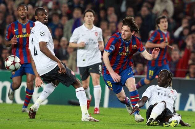 Football - FC Barcelona v Arsenal FC (white). UEFA Champions League quarterfinal Second Leg - Camp Nou Stadium, Barcelona, Spain - 06 April 2010. Barcelona s Lionel Messi (C) and Arsenal FC (white) s Abou Diaby and Bacary Sagna (R) 