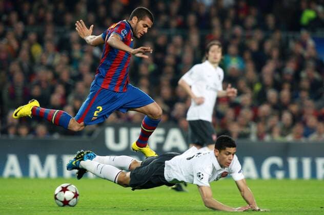 Football - FC Barcelona v Arsenal FC (white). UEFA Champions League quarterfinal Second Leg - Camp Nou Stadium, Barcelona, Spain - 06 April 2010. Barcelona s Dani Alves (L) and Arsenal FC (white) s Denilson  o0 Daniel