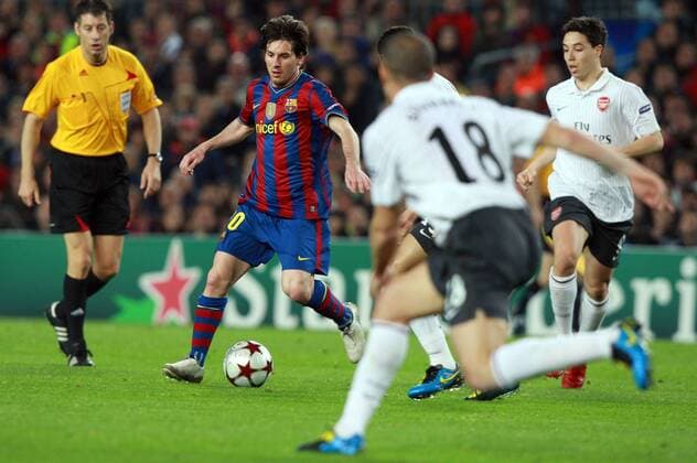 Football - FC Barcelona v Arsenal FC (white). UEFA Champions League quarterfinal Second Leg - Camp Nou Stadium, Barcelona, Spain - 06 April 2010. Barcelona s Lionel Messi (C) and Arsenal FC (white) s Samir Nasri (R) 