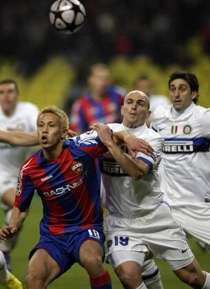 CSKA Moscow (red) vs Inter Milan (white): Keisuke Honda (L) vs Esteban Cambiasso 