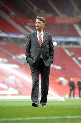 07.04.2010, Championsleague Viertelfinale Rückspiel, Manchester United - FC Bayern München im Stadion Old Trafford in Manchester, Trainer Louis van Gaal (München) schaut sich vor dem Spiel schon mal das Stadion an.