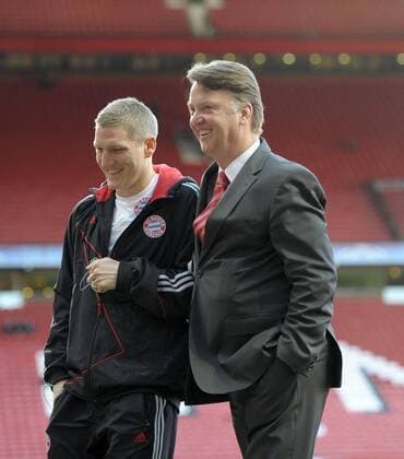 07.04.2010, Championsleague Viertelfinale Rückspiel, Manchester United - FC Bayern München im Stadion Old Trafford in Manchester, Trainer Louis van Gaal (re, München) und Bastian Schweinsteiger (München) schauen sich vor dem Spiel schon mal das Stadion an.