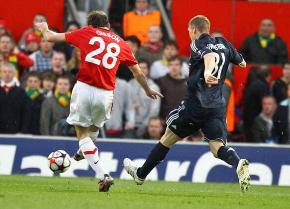 Darron GIBSON (Manu 28 l.) schiesst das Tor zum 1-0 vs Bastian Schweinsteiger Bayern -Manchester United vs FC Bayern Muenchen ( - ) Fussball Champions League, Viertelfinale , Rueckspiel, Manchester, 07.04.2010 CL Saison 2009 2010