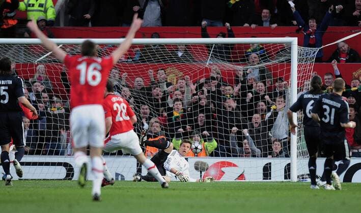 FUSSBALL Champions League Viertelfinal Rueckspiel SAISON 2009 2010 Manchester United - FC Bayern Muenchen 07.04.2010 Tor zum 1-0 durch Darron GIBSON (Manu Mitte) - FC Bayern Torwart Hans Jörg Butt (Mitte, FCB) geschlagen  o0 Jubel Freude Freud und Leid