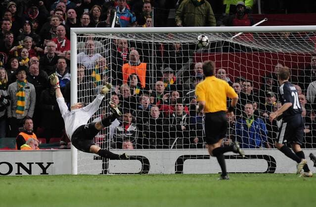 FUSSBALL Champions League Viertelfinal Rückspiel SAISON 2009 2010 Manchester United - FC Bayern München 07.04.2010 Tor zum 3-0 FC Bayern Torwart Hans Jörg Butt (li, FCB) geschlagen  o0 Tor, Treffer, Gegentor
