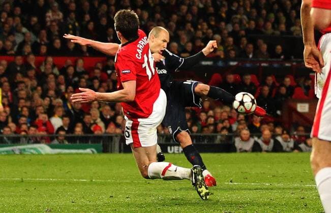 Arjen ROBBEN (FCB, re.) schießt das Tor zum 3-2 Manchester United - FC Bayern München ( - ) Fussball Champions League, Viertelfinale , Rückspiel, Manchester, 07.04.2010 CL Saison 2009 2010 o00 ManU