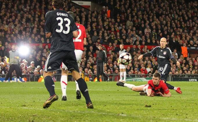 Arjen ROBBEN (FCB, re.) schießt das Tor zum 3-2 Manchester United - FC Bayern München ( - ) Fussball Champions League, Viertelfinale , Rückspiel, Manchester, 07.04.2010 CL Saison 2009 2010 o00 ManU