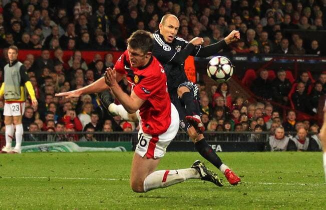Arjen ROBBEN (FCB, re.) schießt das Tor zum 3-2 Manchester United - FC Bayern München ( - ) Fussball Champions League, Viertelfinale , Rückspiel, Manchester, 07.04.2010 CL Saison 2009 2010 o00 ManU