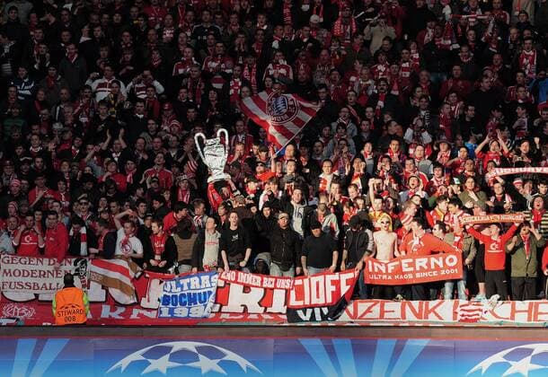 FC Bayern München Fans jubel vor Spielbeginn mit Champions League Pokal  o0 Zuschauer Totale