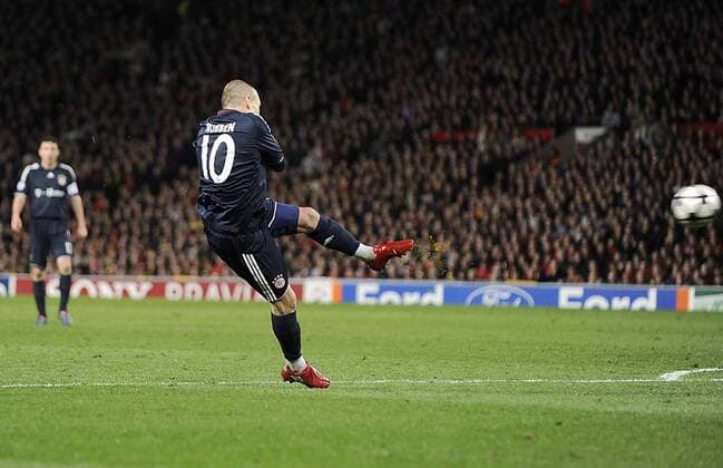 Arjen ROBBEN (FCB) schiesst das Tor zum 3:2, Aktion, Fussball Champions League Viertelfinale Rückspiel, Manchester United - FC Bayern München, am 07.04.2010 in Manchester, Saison0910