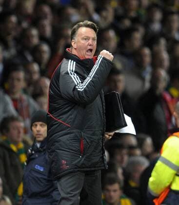 07.04.2010, Championsleague Viertelfinale Rückspiel, Manchester United - FC Bayern München, Trainer Louis van Gaal (München) jubelt o0 Freude