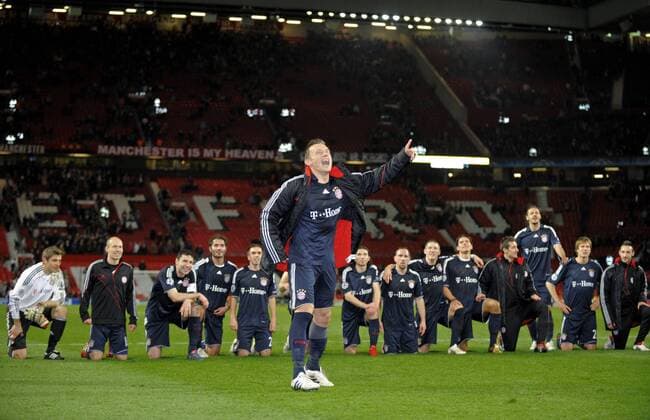 07.04.2010, Championsleague Viertelfinale Rückspiel, Manchester United - FC Bayern München, Ivica Olic (Bayern München) feiert nach dem Spiel mit der Mannschaft als Einheizer. o0 Jubel, Freude