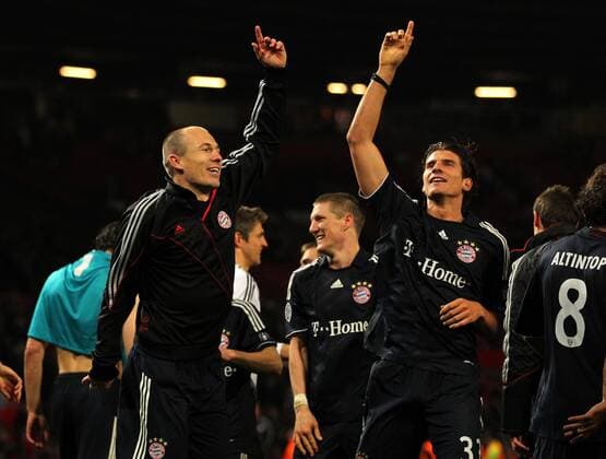 Arjen ROBBEN (li.) mit Mario Gomez (beide Bayern) , Manchester United - FC Bayern München, Fussball Champions League, Viertelfinale , 07.04.2010 o0 Jubel, Freude o00 EC 1
