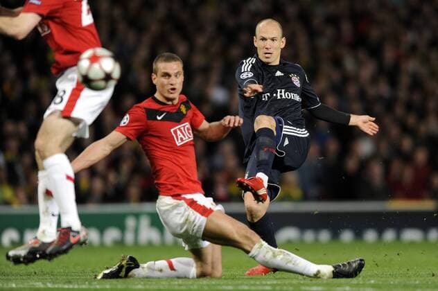 Arjen ROBBEN (Bayern München) gegen Nemanja VIDIC (ManU), Manchester United (rot) - FC Bayern München (blau)
