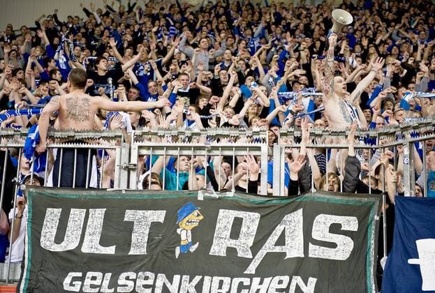 Die Schalke Fans feiern -, Fussball 1. Bundesliga- FC Schalke 04, am 27.03.2010 in Leverkusen