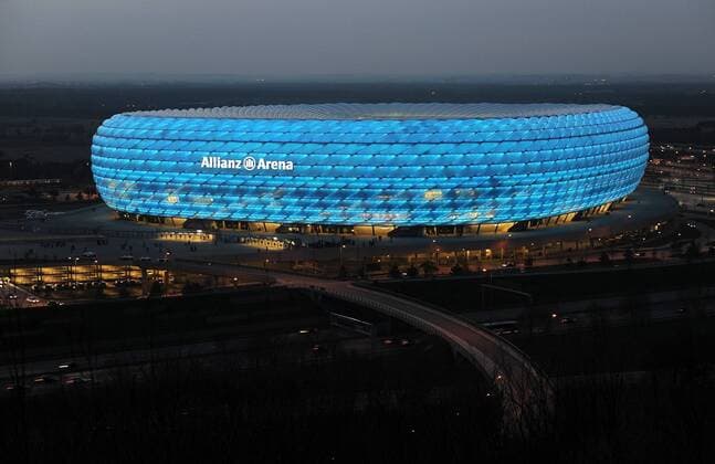 2. Fussball Bundesliga: Saison 2009 2010, 30. Spieltag TSV 1860 Muenchen 09.04.2010 ALLIANZ ARENA  o0 blau Licht beleuchtet Abend Nacht