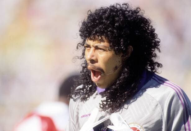 Torwart Rene Higuita (Kolumbien) - DEUTSCHSPRACHIGE SPORTZEITSCHRIFTEN UND -ZEITUNGEN NUR NACH RÜCKSPRACHE Fußball WM Herren WM 1990, Länderspiel, Nationalteam, Nationaltrikot, Einzelbild Mailand Ungeduld, Spannung, Enttäuschung,