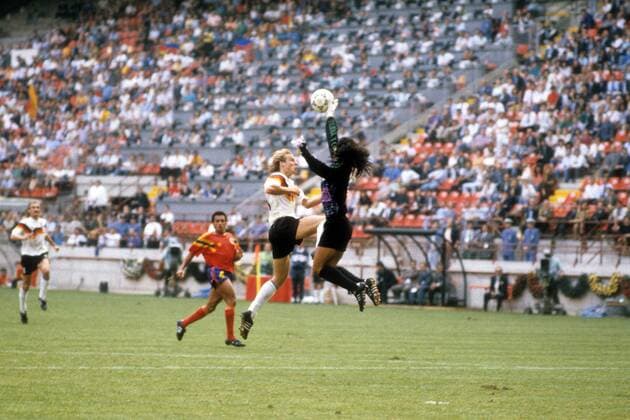 Torwart Rene Higuita (Kolumbien) gegen Jürgen Klinsmann (Deutschland) - DEUTSCHSPRACHIGE SPORTZEITSCHRIFTEN UND -ZEITUNGEN NUR NACH RÜCKSPRACHE Fußball WM Herren WM 1990, Länderspiel, Nationalteam, Nationaltrikot, Deutschland - Kolumbien 1:1 Totale Mailand Dynamik, Kampf,