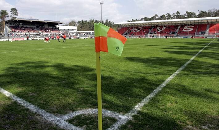 10.04.2010, Fussball 3.Liga: SV Sandhausen -, Hardtwaldstadion o0 Sportstätte Totale Ecke Eckfahne