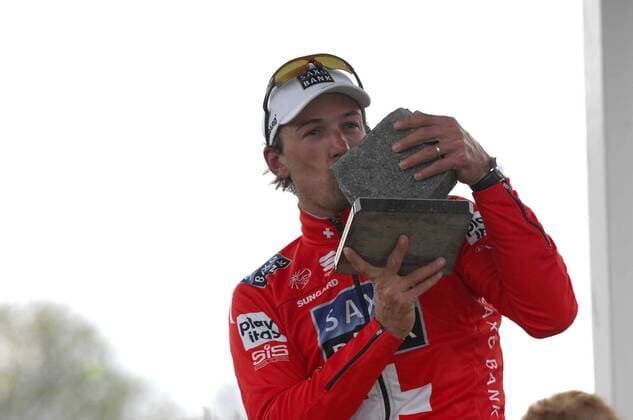 2010, Paris - Roubaix, Saxo Bank 2010, Sieger Fabian Cancellara mit Trophäe  o0 Jubel Freude Objekte Pokal