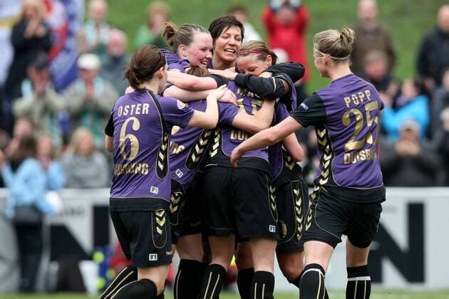 UEFA-Women s Champions League: FCR 2001 Duisburg - 1. FFC Turbine Potsdam: Torjubel Duisburg zum 1:0 o0 Jubel Freude