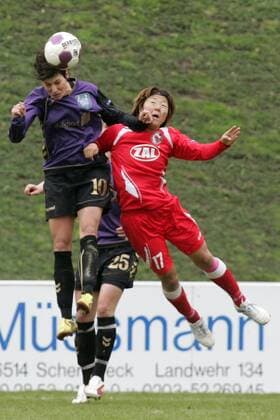 UEFA-Women s Champions League FCR 2001 Duisburg - FFC Turbine Potsdam: Linda Bresonik ( Duisburg ), links - Yuki Nagasato ( Potsdam ), rechts o0 EC 1