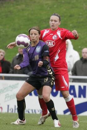 UEFA-Women s Champions League FCR 2001 Duisburg - FFC Turbine Potsdam: Inka Grings ( Duisburg ), links - Josephine Henning ( Potsdam ), rechts o0 EC 1