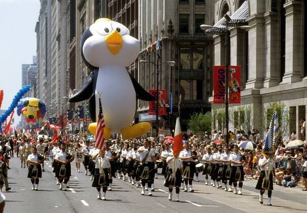 Parade in Chicago zur Eröffnungsfeier der WM 1994 in den USA mit übergroßer Pinguin Figur Fußball WM Herren WM 1994, Eröffnung, Feier, Eröffnungsfeier, Zeremonie, Parade, Eröffnungsparade Totale Chicago