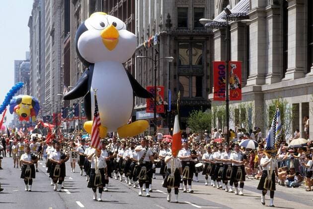Parade in Chicago zur Eröffnungsfeier der WM 1994 in den USA mit Kapelle und übergroßer Pinguin Figur Fußball WM Herren WM 1994, Eröffnung, Feier, Eröffnungsfeier, Zeremonie, Parade, Eröffnungsparade Totale Chicago