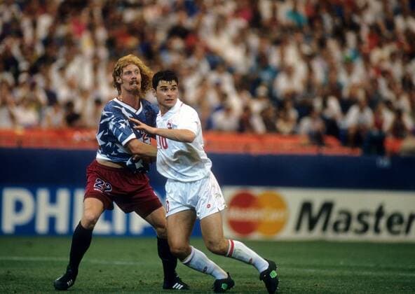Alexi Lalas (USA, li.) gegen Ciriaco Sforza (Schweiz) Fußball WM Herren WM 1994, Länderspiel, Nationalteam, Nationaltrikot, USA - Schweiz 1:1 Gruppe Detroit