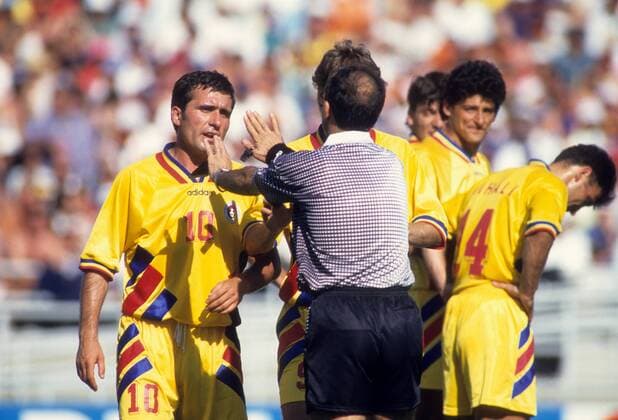 Gheorghe Hagi (Rumänien, li.) beschwert sich bei FIFA Schiedsrichter Jamal al Sharif (Syrien) Fußball WM Herren WM 1994, Länderspiel, Nationalteam, Nationaltrikot Gruppe Los Angeles, LA, L.A. Spannung,