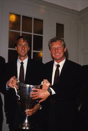 Trainer Johan Cruijff (L) und Co Trainer Tonny Bruins Slot (beide Barca) präsentieren die Europapokal der Pokalsieger xVIxFockoxvanxDantzigxIVx 110297 o0 Sieg, Sieger, Europapokalsieg, Trophäe, Pokal, Objekte, EC 2, Fotoshooting, Jubel, Freude
