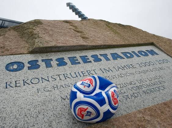 Fußball, Stadiongeschichte FC Hansa Rostock Fussball 2 Bundesliga Rostock 11.03.2010 - Aus einem Fußball mit dem Logo des FC Hansa Rostock ist die Luft raus o0 Logo, Emblem, Vereinslogo, Vereinsemblem, Ball, Equipment, Symbol, Finanzkrise, Krise, Finanzen,