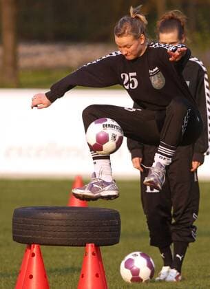 12.04.2010, Duisburg, Fussball, 1. Bundesliga Damen, Training FCR 2001 Duisburg. Alexandra Popp (Duisburg) mit einer sehr speziellen Trainingsübung.
